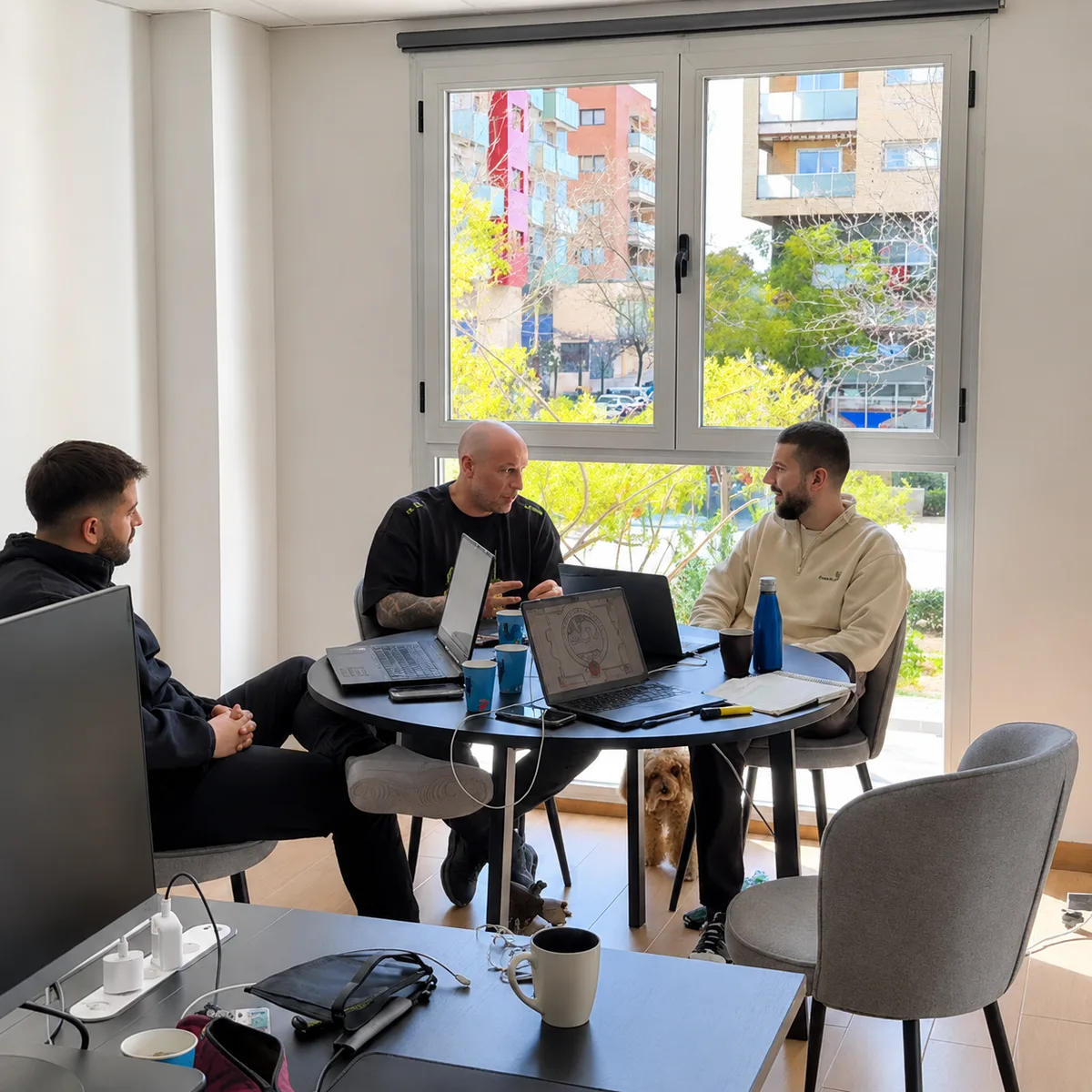 El equipo de Oberyn trabajando en una reunión en su oficina de Torrent